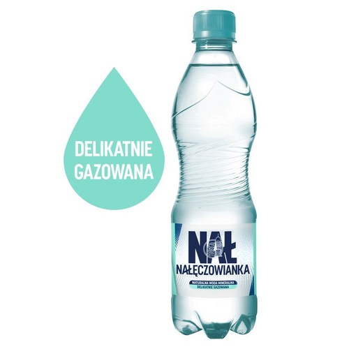 Pionowa butelka naturalnej wody mineralnej Nałęczowianka, delikatnie gazowanej. Przezroczysta, profilowana butelka z niebieską zakrętką. Na biało-niebieskiej etykiecie widnieje nazwa produktu. Obok butelki grafika kropli z napisem "DELIKATNIE GAZOWANA".