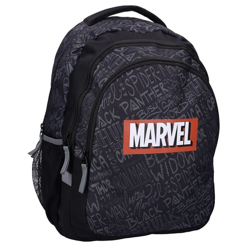 Czarny plecak z nadrukiem nazw postaci Marvela i dużym logo Marvel na środku. Posiada uchwyt i boczne kieszenie.