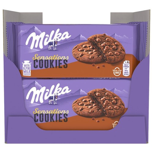 Opakowanie zbiorcze z dwoma paczkami ciasteczek Milka Sensations Cookies. Fioletowe tło, grafika ciastek z czekoladą.