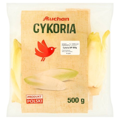 Cykoria w przezroczystym opakowaniu 500 g firmy Auchan. Na beżowej etykiecie widnieje zielony napis "CYKORIA", logo Auchan, czerwony ptak oraz oznaczenie "PRODUKT POLSKI". W środku kilka główek świeżej cykorii.