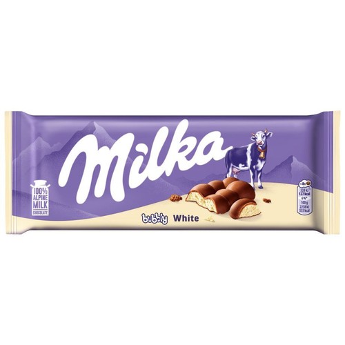 Czekolada Milka Bubbly White w podłużnym, fioletowym opakowaniu. Na etykiecie widnieje nazwa Milka, grafika krowy oraz informacja "100% czekolada z mleka alpejskiego". Obok leżą kawałki czekolady z białym, bąbelkowym wnętrzem.