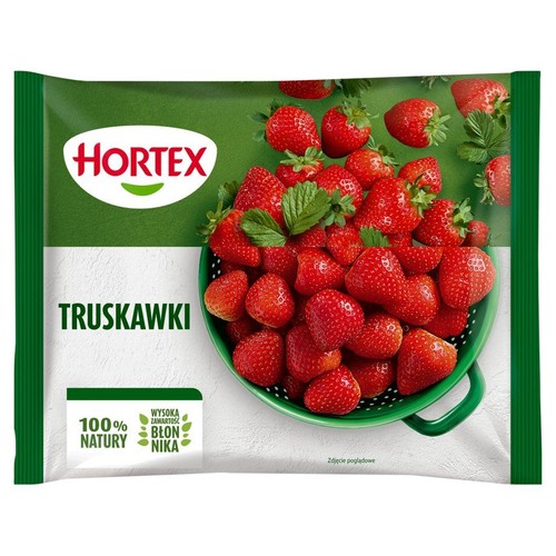 Zielono-biała torebka mrożonych truskawek Hortex. Na froncie duża grafika czerwonych truskawek w zielonym durszlaku.