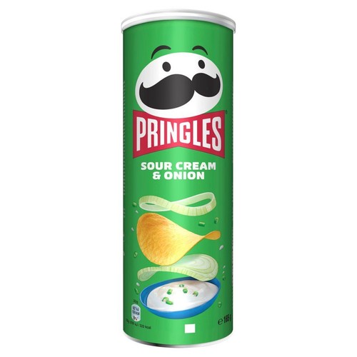 Opakowanie chipsów Pringles, smak kwaśna śmietana i cebula, 165g. Widoczny charakterystyczny wąsaty logotyp.