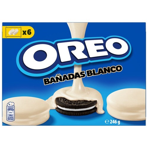 Produkt Oreo Bañadas Blanco, 6 ciastek w opakowaniu 246 g. Niebieskie pudełko z grafiką ciastek oblanych białą polewą.