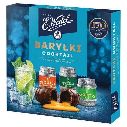 Opakowanie E.Wedel Baryłki Cocktail, czekoladek z alkoholem w czekoladzie deserowej. Na niebieskim tle grafika szklanki z koktajlem i lodem. Obok trzy czekoladowe baryłki w foliowych opakowaniach, jedna otwarta z żółtym nadzieniem.