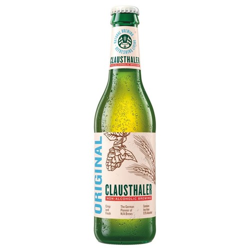 Butelka piwa Clausthaler Original, bezalkoholowego, z etykietą "NON-ALCOHOLIC BREWING". Na etykiecie znajduje się rysunek chmielu i zboża. Na szyjce butelki napis "NATURAL BREWING". Produkt zawiera mniej niż 0,5% alkoholu.