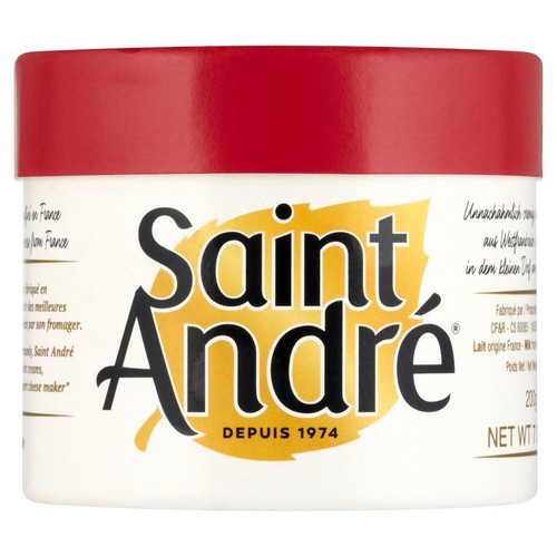Biały pojemnik sera Saint André z czerwoną pokrywką. Na etykiecie nazwa "Saint André" i "Od 1974". Waga netto 200g.