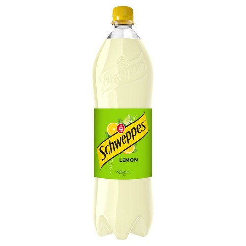 Napój gazowany Schweppes Cytrynowy w dużej, przezroczystej butelce z żółtą nakrętką. Na zielonej etykiecie widnieje nazwa marki, informacja o smaku cytrynowym oraz ilustracje świeżych cytrusów. Pojemność 1.75L.