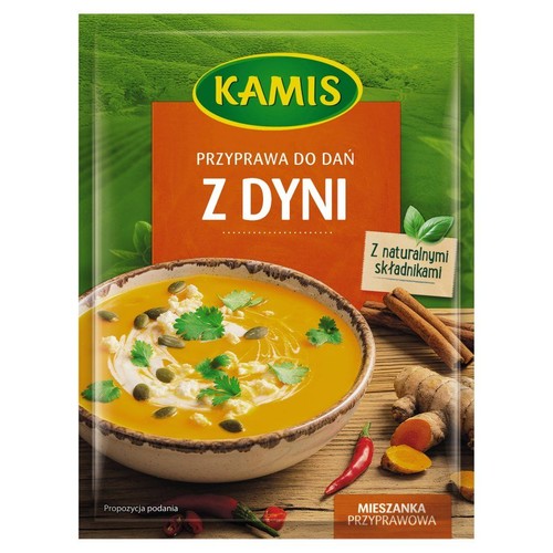 Kamis Przyprawa do dań z dyni w zielono-pomarańczowej torebce. Na opakowaniu miska zupy dyniowej z pestkami, śmietaną i ziołami. Obok cynamon, imbir, kurkuma i papryczki chili. Mieszanka przyprawowa z naturalnymi składnikami.