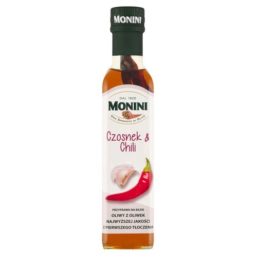Butelka oliwy Monini Czosnek & Chili. Biała etykieta z grafiką czosnku i czerwonej papryczki. W środku widoczne papryczki.