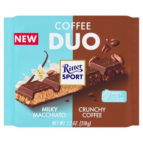 Opakowanie czekolady Ritter Sport Coffee Duo, 218g. Nowość. Na niebiesko-brązowym tle grafika dwóch batoników: jeden z nadzieniem mlecznego macchiato, drugi z chrupiącą kawą. Produkt zawiera 100% certyfikowanego kakao.