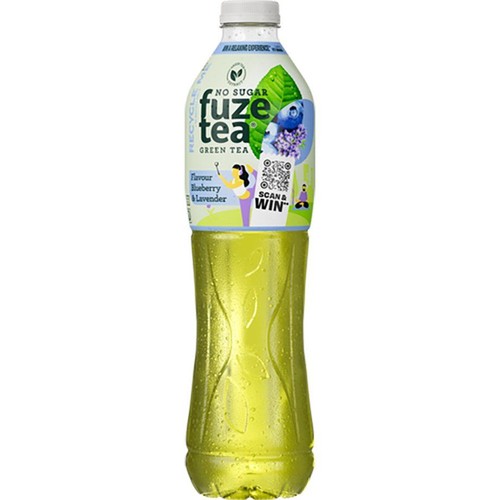 Butelka Fuze Tea Green Tea bez cukru, o smaku borówki i lawendy. Na etykiecie widoczne zielone liście herbaty, borówki i kwiaty lawendy. Napis "RECYCLE" oraz "SCAN & WIN" z kodem QR.