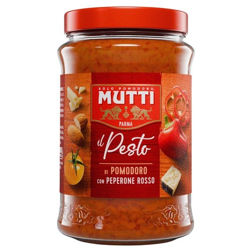 Słoik pesto Mutti z pomidorów i czerwonej papryki. Na etykiecie grafiki pomidora, migdałów, papryki i sera. Czerwona zakrętka.