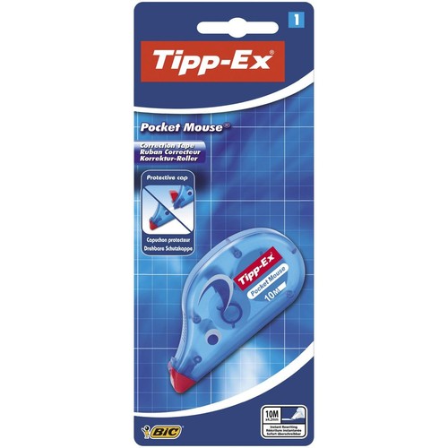 Produkt Tipp-Ex Pocket Mouse, korektor w taśmie, zapakowany w blister. Urządzenie ma kształt myszki, z przezroczystą niebieską obudową i czerwoną końcówką. Na opakowaniu widoczne są informacje o 10 metrach taśmy korygującej i obrotowej nasadce ochronnej.