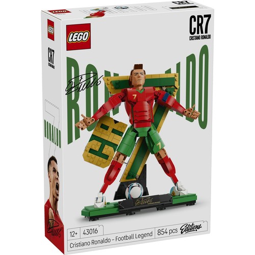 Pudełko z zestawem LEGO CR7 Cristiano Ronaldo - Football Legend, numer 43016. Na opakowaniu widoczna jest złożona figurka piłkarza w czerwono-zielonym stroju, stojąca na zielonej podstawce z piłką. Zestaw zawiera 854 elementy, dla wieku 12+.