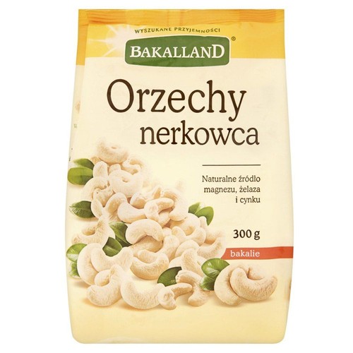 Opakowanie orzechów nerkowca marki Bakalland, waga 300 g. Produkt jest naturalnym źródłem magnezu, żelaza i cynku, należącym do kategorii bakalii. Idealne jako przekąska.