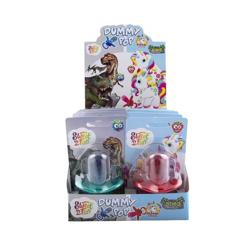 Produkt Sweet 'n Fun Dummy Pop, prezentowany na kartonowym stojaku. Dwa blistry z cukierkami w kształcie smoczków. Na opakowaniach widoczne są grafiki: dinozaur na tle zieleni i dwa jednorożce na tle tęczy.