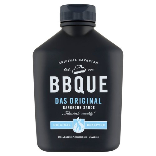 Oryginalny bawarski sos barbecue BBQUE Das Original w czarnej butelce z ciemną zakrętką. Na etykiecie widnieje informacja „Klasycznie wędzony” oraz „Oryginalna receptura”. Idealny do grillowania, marynowania i glazurowania potraw.