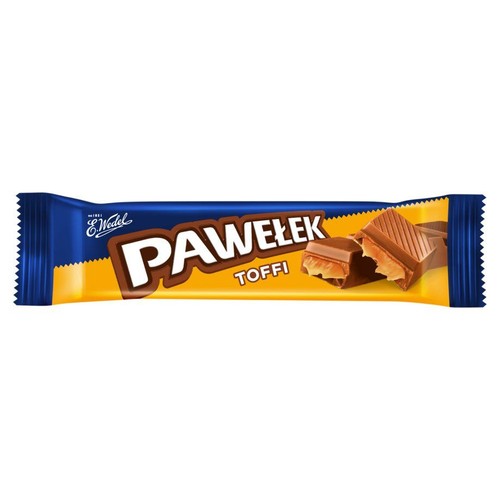 Batonik E.Wedel Pawełek Toffi w oryginalnym opakowaniu. Folia jest niebieska na brzegach i żółta w środku. Widoczne logo E.Wedel oraz duży napis "PAWEŁEK TOFFI". Obok napisu grafika przedstawiająca dwa kawałki czekoladowego batonika z toffi w środku.
