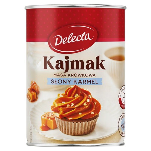 Puszka masy krówkowej Delecta Kajmak Słony Karmel. Na etykiecie widnieje apetyczna grafika przedstawiająca babeczkę z obfitą polewą karmelową i posypką, a także kostki karmelu. Produkt zawiera mleko i jest polskiego pochodzenia.