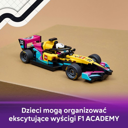 Zbliżenie na model samochodu wyścigowego LEGO Formuły 1, dominują kolory żółty, różowy i turkusowy. Na tylnym skrzydle i z przodu widoczny jest numer 32. W kokpicie siedzi mała figurka kierowcy w białym kasku.