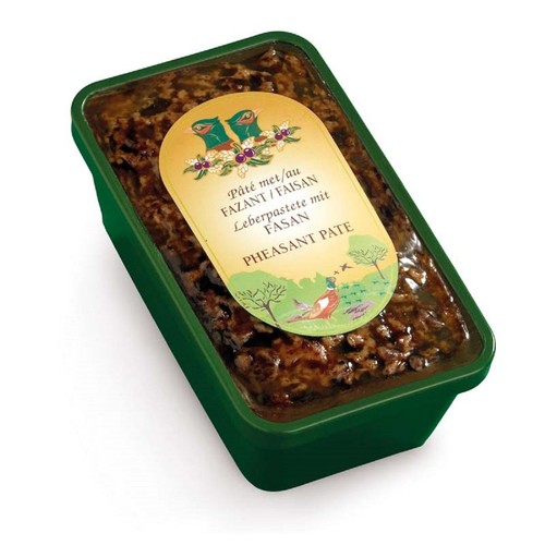 Ciemnobrązowy pasztet z bażanta w zielonej foremce. Etykieta z napisem "Pheasant Pate".