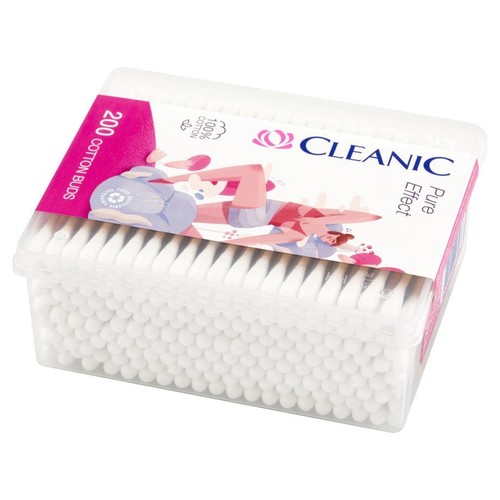 Patyczki higieniczne Cleanic Pure Effect w przezroczystym, prostokątnym pudełku. Opakowanie zawiera 200 sztuk patyczków wykonanych w 100% z bawełny. Na etykiecie widnieje logo Cleanic i grafika przedstawiająca osobę.