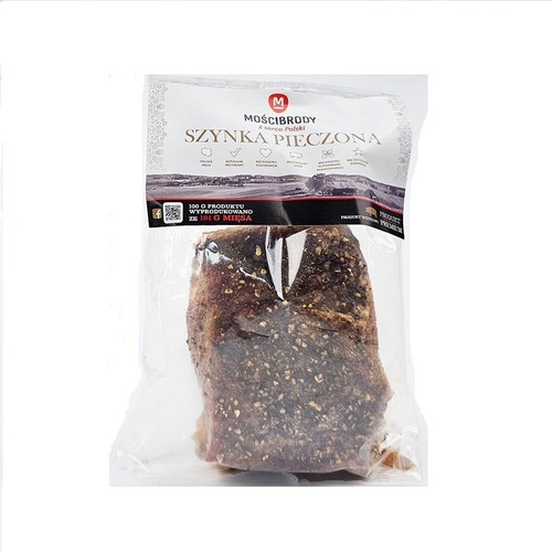 Mościbrody Szynka Pieczona w przezroczystym opakowaniu. Widoczny duży kawałek mięsa z ciemną, przyprawioną skórką. Na etykiecie informacja: 100 g produktu wyprodukowano ze 104 g mięsa.