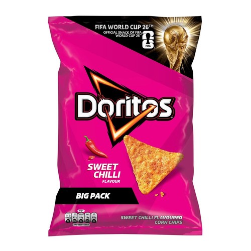 Duże opakowanie chrupek kukurydzianych Doritos o smaku słodkiego chili. Z logo Mistrzostw Świata FIFA 2026.