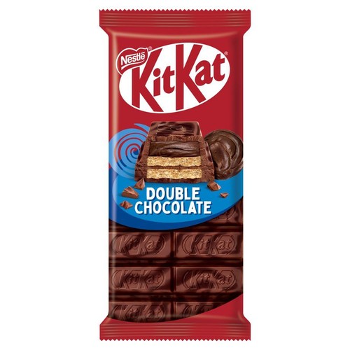 Baton KitKat Double Chocolate w czerwonym opakowaniu. Na etykiecie widnieje logo Nestlé i KitKat. Grafika prezentuje przekrój batonika z warstwami wafla i czekolady, a także rozsypane kawałki czekolady.