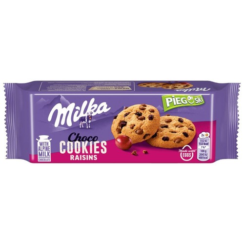 Fioletowe opakowanie Milka Choco Cookies Raisins. Grafika przedstawia dwa ciasteczka z czekoladą i rodzynkami.