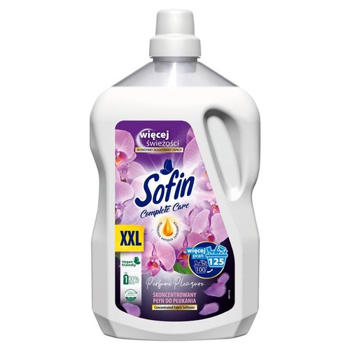 Biała butelka płynu do płukania Sofin Complete Care XXL. Etykieta z orchideami, informacja o 125 praniach i wegańskiej formule.