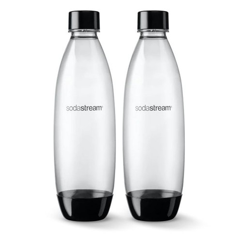 Dwie identyczne, puste butelki SodaStream, wykonane z przezroczystego, wytrzymałego plastiku. Każda butelka ma czarną, szczelną zakrętkę oraz czarną, stabilną podstawę. Stoją pionowo obok siebie na jednolitym, białym tle.
