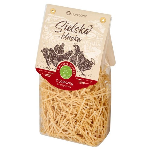 Makaron Bartolini Sielska Kluska w przezroczystej torebce. Produkt 2-jajeczny, ekologiczny, z jaj kur z wolnego wybiegu. Etykieta z brązowymi kurami i zielonym logo ekologicznym. Makaron ma postać krótkich, jasnych nitek.