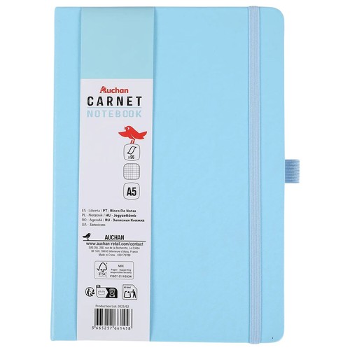 Jasnoniebieski notatnik Auchan Carnet w formacie A5, zawierający 96 stron. Posiada twardą okładkę, elastyczną gumkę do zamykania oraz pętelkę na długopis. Na etykiecie widnieje logo Auchan i czerwony ptak. Produkt z certyfikatem FSC MIX.