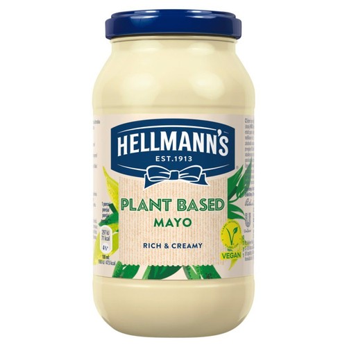 Majonez Hellmann's Plant Based w szklanym słoiku z ciemnoniebieską zakrętką. Na etykiecie widnieje napis "Plant Based Mayo" oraz "Rich & Creamy". Produkt jest wegański, co potwierdza zielony symbol V-label. Pojemność 400 ml.