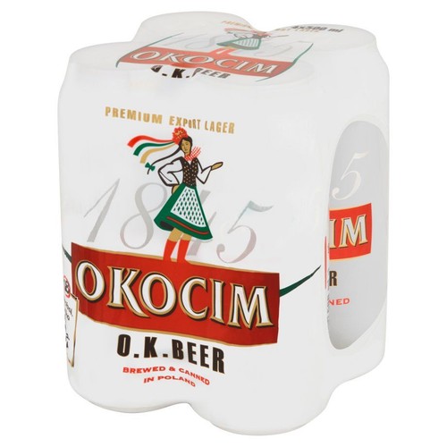 Opakowanie zbiorcze piwa Okocim O.K. Beer Premium Export Lager, zawierające 4 puszki po 500 ml. Na białym tle widoczna jest postać w stroju ludowym, napis Okocim i rok 1845. Produkt warzony i puszkowany w Polsce.