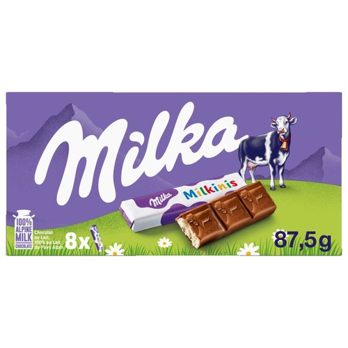 Milka Milkinis, opakowanie 8 batoników czekoladowych z alpejskiego mleka, 87,5g. Na fioletowym tle z grafiką krowy i gór, widoczne są dwa batoniki: jeden w fioletowym opakowaniu, drugi przełamany, ukazujący jasne nadzienie.