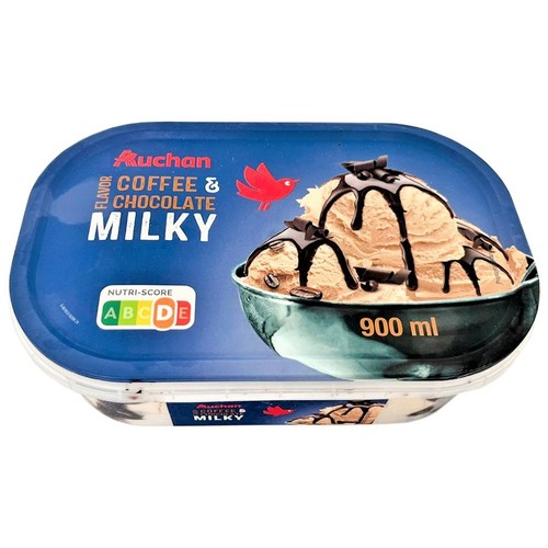 Prostokątne opakowanie lodów Auchan Coffee & Chocolate Milky, 900 ml. Na niebieskim wieczku grafika przedstawiająca trzy gałki lodów kawowo-czekoladowych z polewą czekoladową i ziarnami kawy w miseczce.