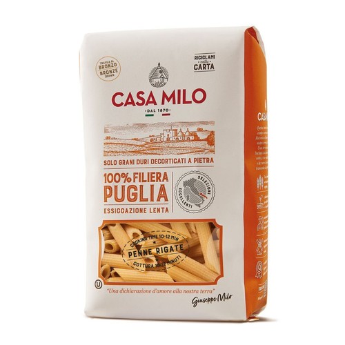 Opakowanie makaronu Penne Rigate Casa Milo 500g. Biało-pomarańczowa paczka z okienkiem, przez które widać makaron. Wykonany z pszenicy durum.