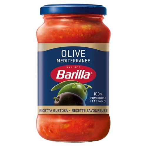 Szklany słoik sosu pomidorowego Barilla Olive Mediterranee z niebieską zakrętką. Na ciemnoniebieskiej etykiecie widnieje nazwa produktu, logo Barilla oraz grafika zielonych i czarnych oliwek. Etykieta informuje o 100% włoskich pomidorach.