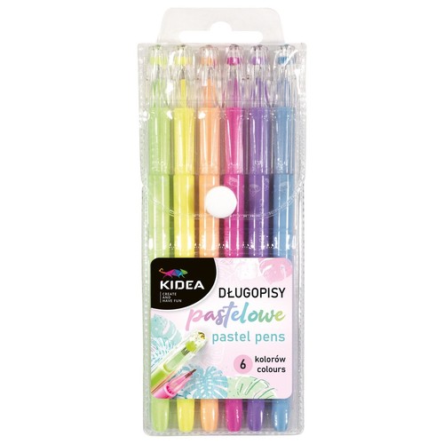 Zestaw sześciu długopisów pastelowych marki KIDEA, zapakowanych w przezroczyste plastikowe etui. Długopisy mają korpusy w kolorach: jasnozielonym, żółtym, pomarańczowym, różowym, fioletowym i jasnoniebieskim. Na opakowaniu napis "DŁUGOPISY pastelowe".