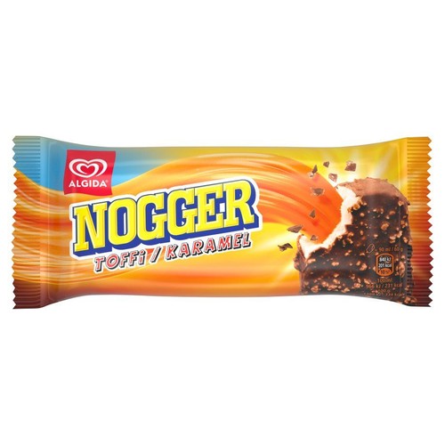 Opakowanie lodów Algida Nogger Toffi/Karamel. Widoczny lód w polewie czekoladowej z orzechami, z odgryzionym kawałkiem. 90 ml.
