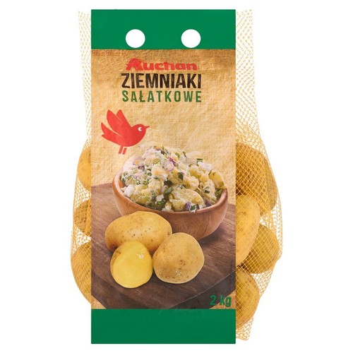 Ziemniaki sałatkowe Auchan w siatce o pojemności 2 kilogramów. Na etykiecie widnieje obrazek miski z gotową sałatką ziemniaczaną oraz trzech bulw ziemniaków, z których jedna jest przekrojona, ułożonych na drewnianej desce.