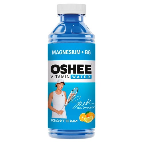 Oshee Vitamin Water Magnez + B6 w niebieskiej butelce z białą nakrętką. Na etykiecie Iga Świątek i owoce cytrusowe.