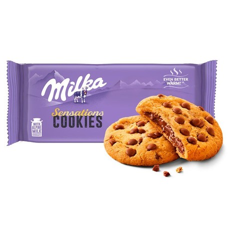 Fioletowe opakowanie Milka Sensations Cookies. Obok dwa ciasteczka z kawałkami czekolady, jedno z widocznym czekoladowym nadzieniem.