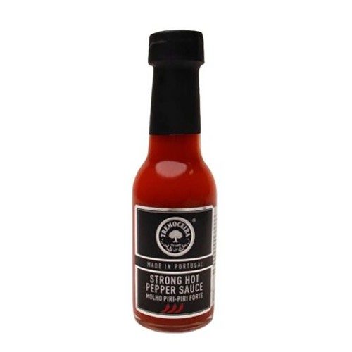 Butelka sosu paprykowego Tremocira, wyprodukowanego w Portugalii. Przezroczysta butelka z czarną zakrętką i czarną etykietą. Na etykiecie widnieje nazwa "Strong Hot Pepper Sauce" oraz "Molho Piri-Piri Forte".