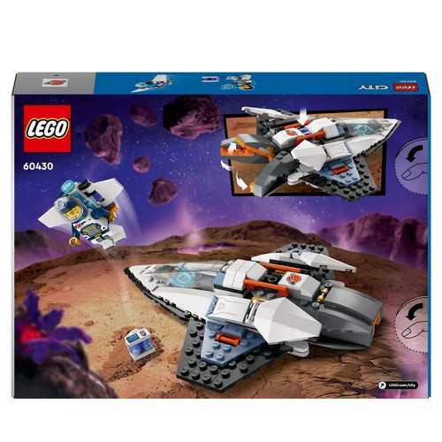 Opakowanie LEGO City 60430. Widoczny jest złożony model statku kosmicznego w kolorach szarym, białym i pomarańczowym, umieszczony na powierzchni obcej planety. Obok niego unosi się minifigurka astronauty. W górnym rogu dodatkowy widok statku.