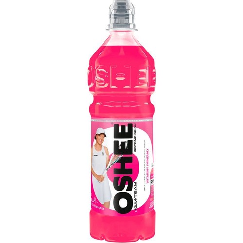 Różowy napój izotoniczny OSHEE Iga Team. Etykieta z logo OSHEE i zdjęciem Igi Świątek. Smak czerwonych winogron i smoka.