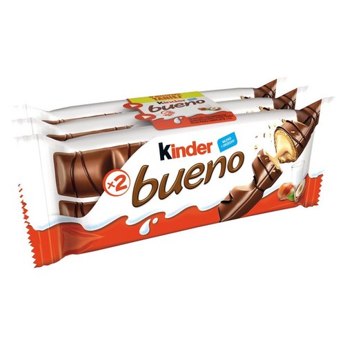 Produkt Kinder Bueno w opakowaniu zbiorczym zawierającym trzy batony. Na opakowaniu znajduje się grafika przedstawiająca baton z mleczno-orzechowym nadzieniem oraz orzech laskowy. Widoczny napis "Kinder bueno"